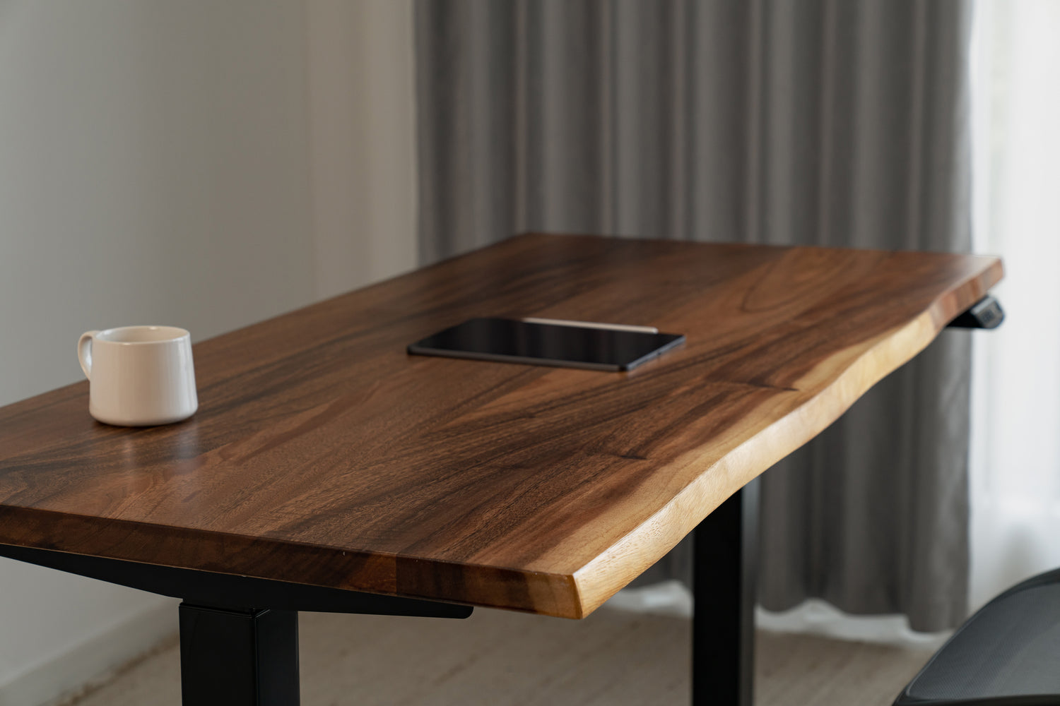 Live Edge Walnut Solid Wood_Black_Scene View2_Elephant Desks_Wavy Standing Desk