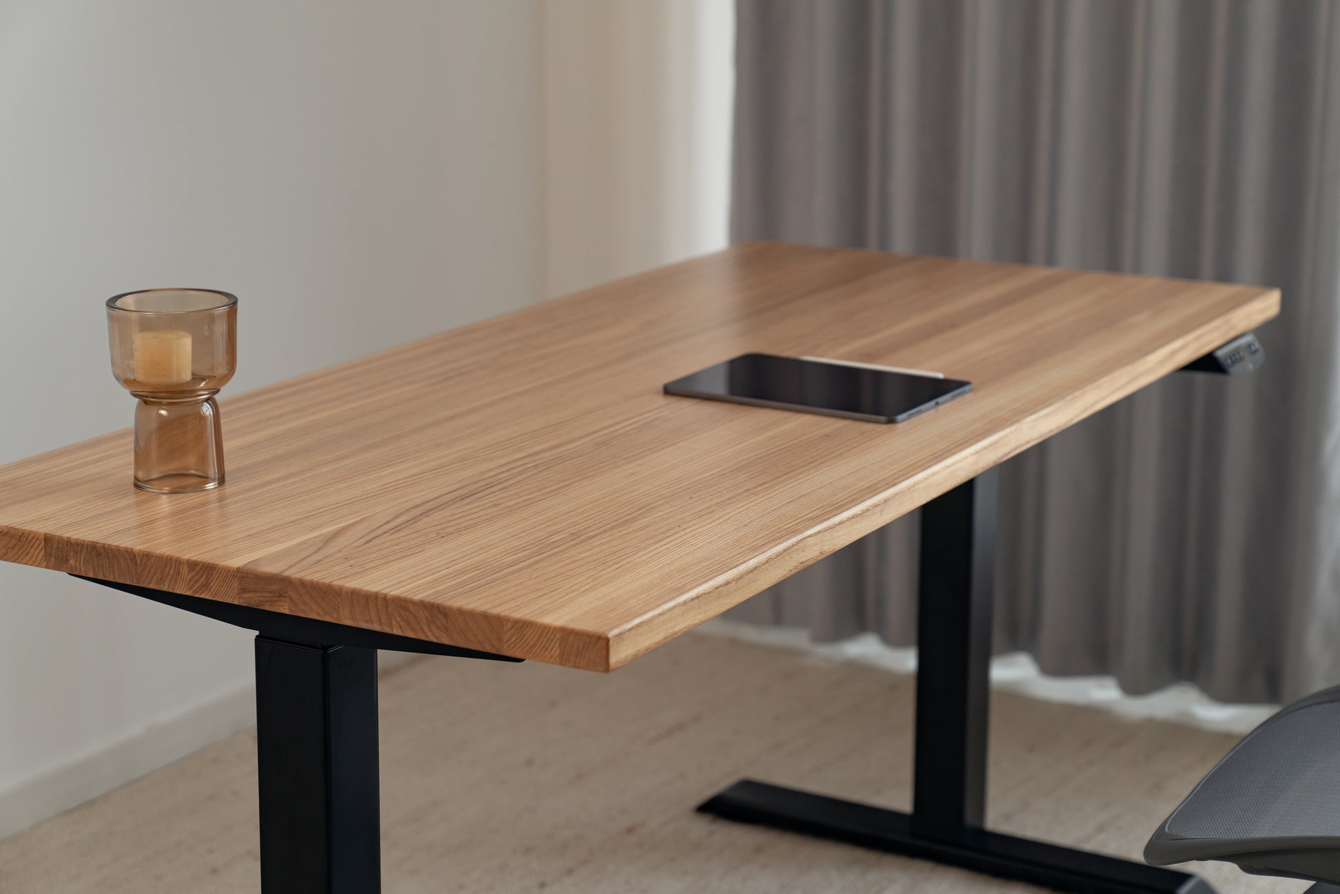 AshSolidWood_Black_SceneView1_ElephantDesks_AbundanceStandingDesk