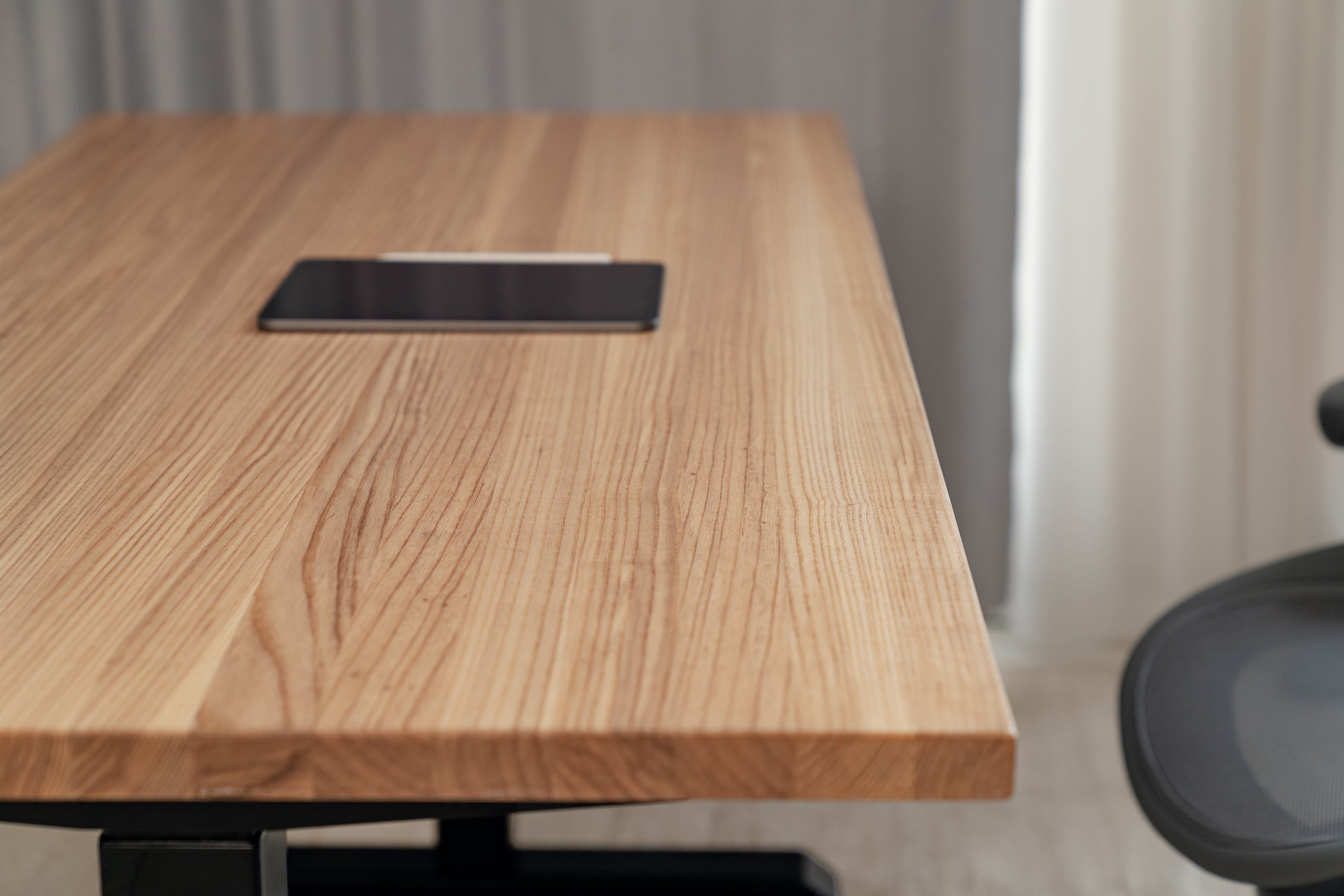 AshSolidWood_Black_SceneView4_ElephantDesks_AbundanceStandingDesk