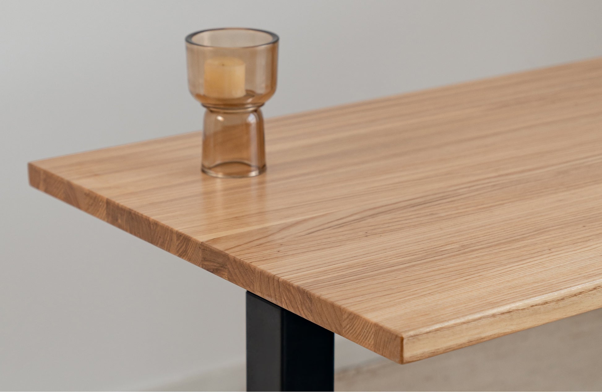 AshSolidWood_Black_SceneView_ElephantDesks_AbundanceStandingDesk