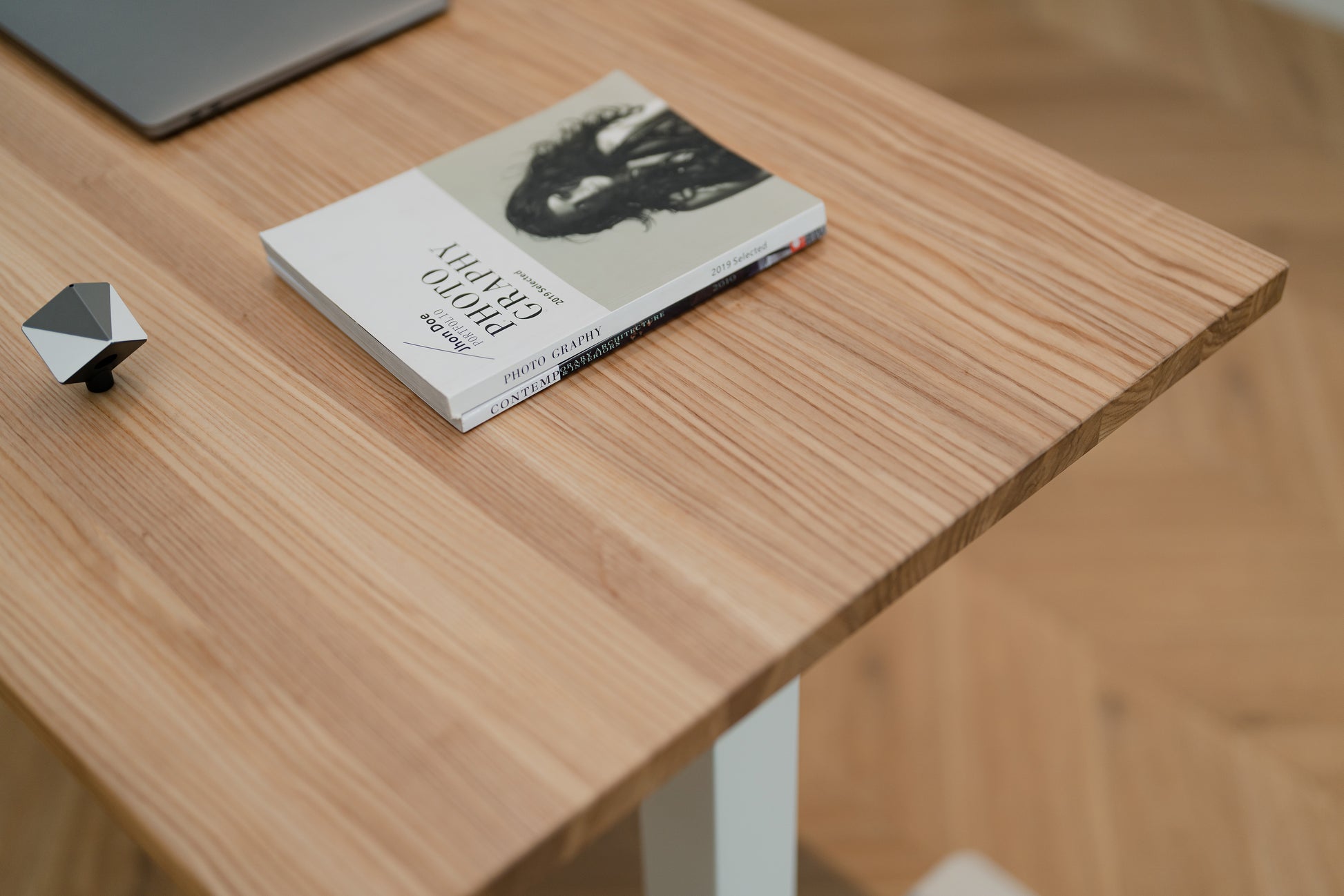 AshSolidWood_White_SceneView6_ElephantDesks_AbundanceStandingDesk