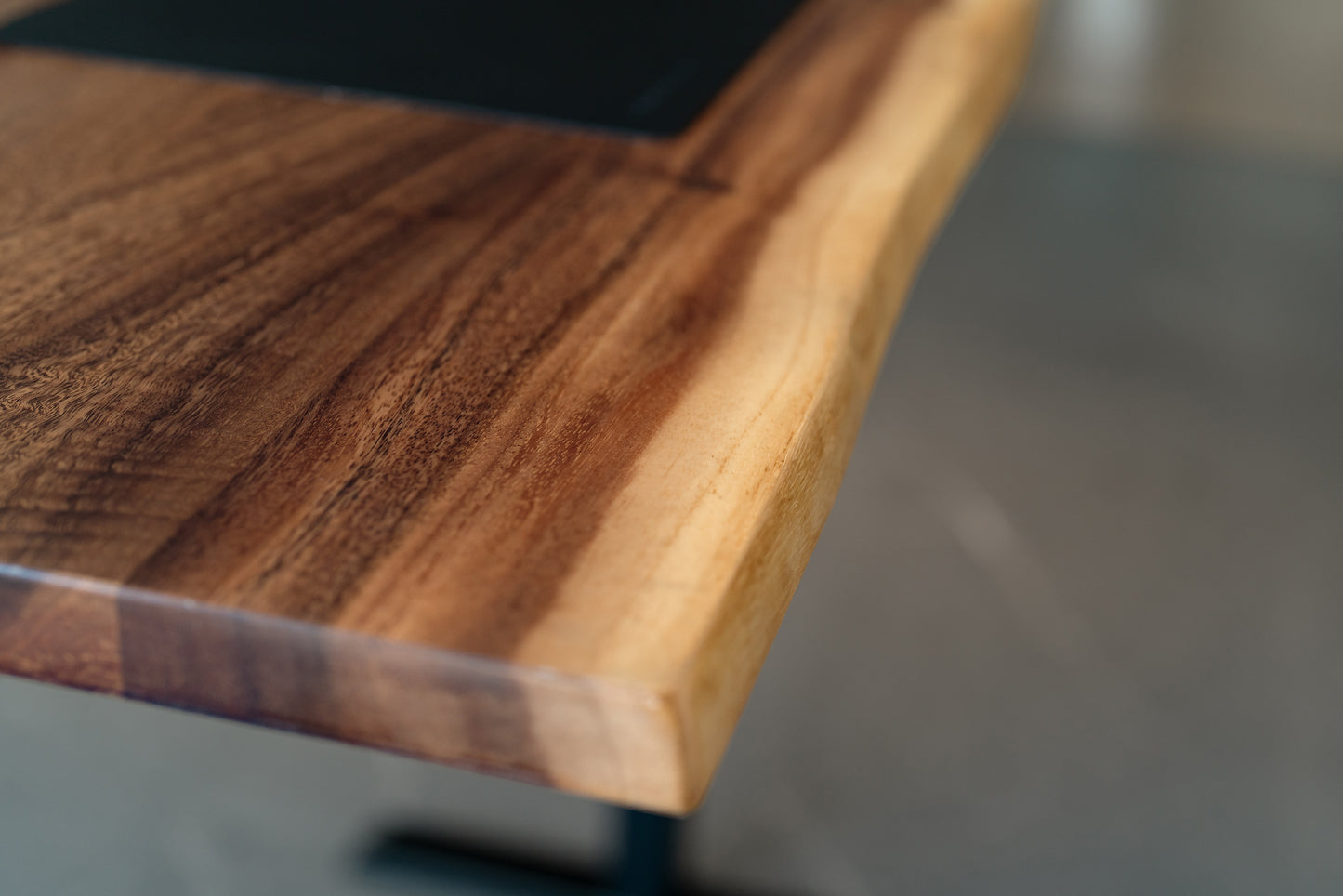 LiveEdgeWalnutSolidWood_Black_DetailView1_ElephantDesks_WavyStandingDesk