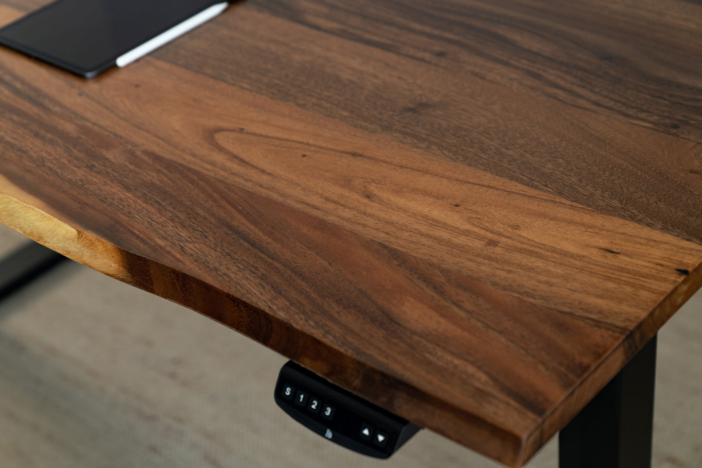 LiveEdgeWalnutSolidWood_Black_SceneView3_ElephantDesks_WavyStandingDesk