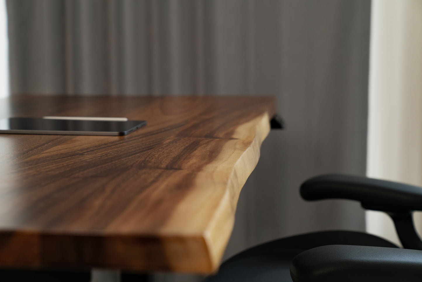 LiveEdgeWalnutSolidWood_Black_SceneView_ElephantDesks_WavyStandingDesk