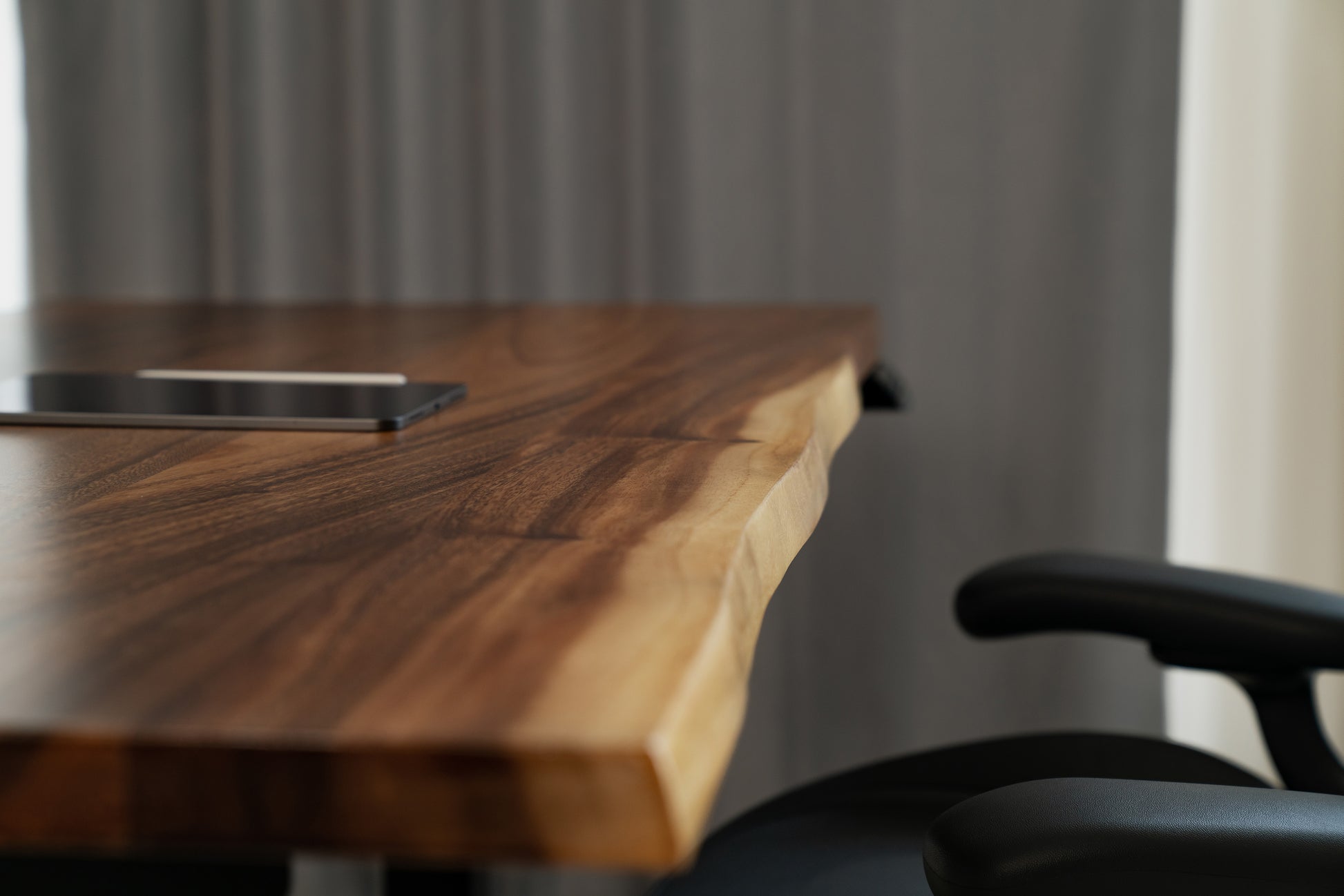 LiveEdgeWalnutSolidWood_Black_SceneView_ElephantDesks_WavyStandingDesk