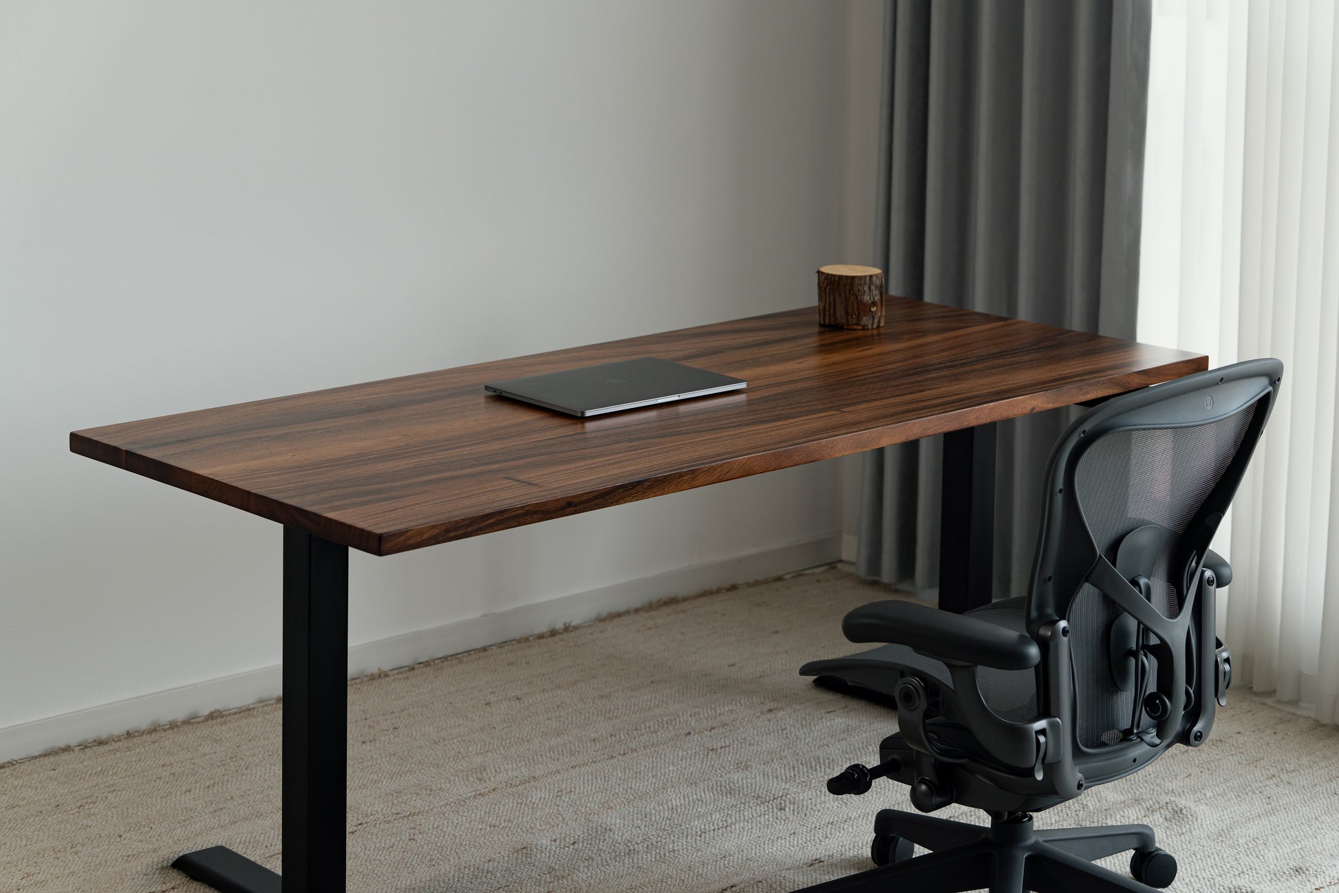 WalnutSolidWood_SceneView2_ElephantDesks_AbundanceStandingDesk