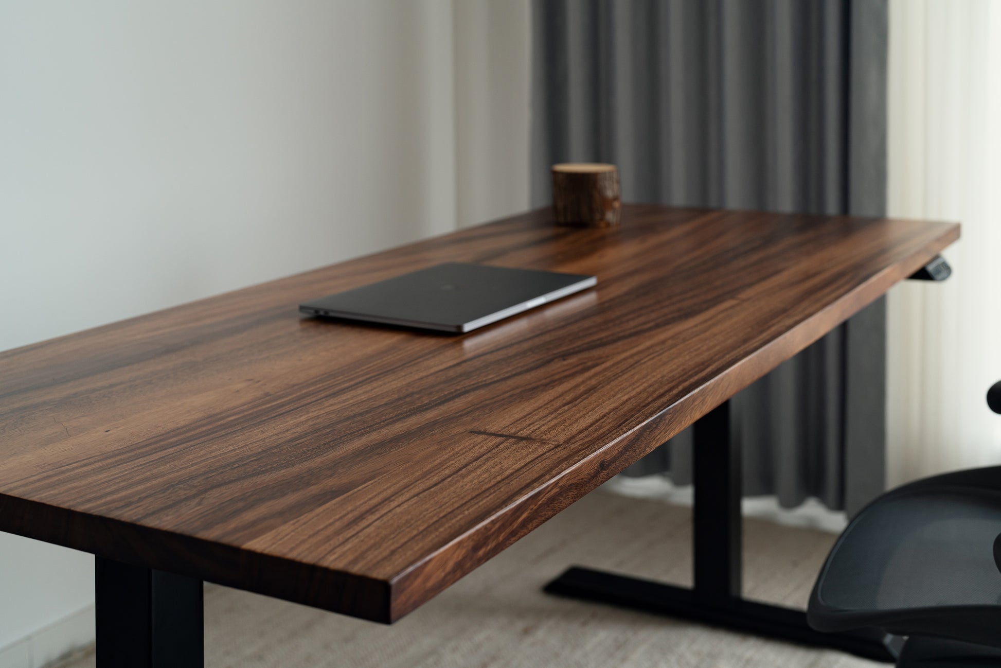 WalnutSolidWood_SceneView_ElephantDesks_AbundanceStandingDesk