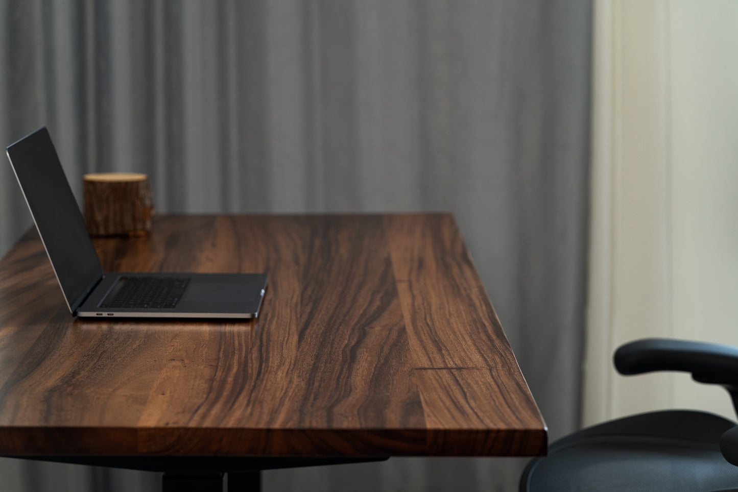 Walnut_SolidWood_VerticalView_ElephantDesks_AbundanceStandingDesk